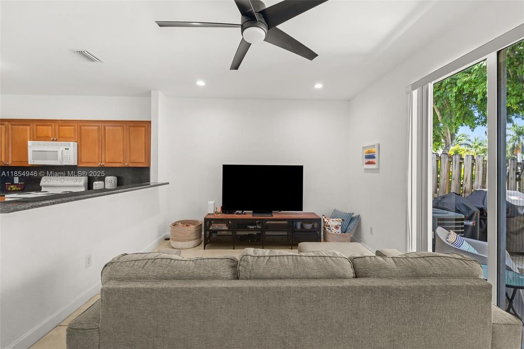 Active With Contract: $415,000 (3 beds, 2 baths, 1452 Square Feet)