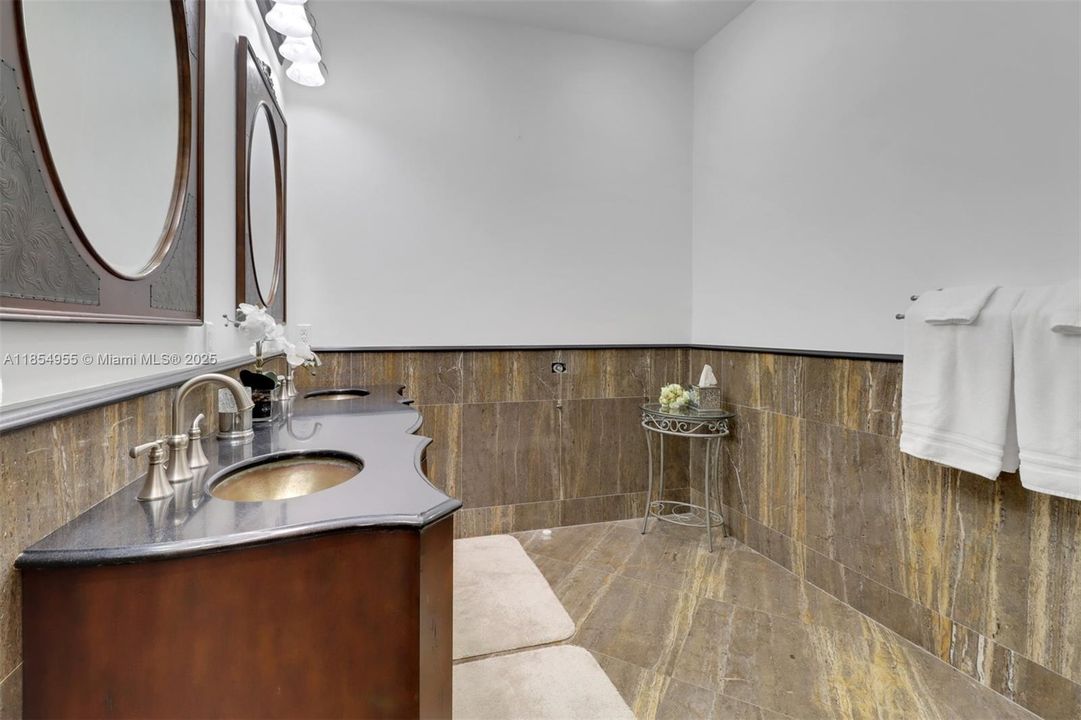 For Sale: $2,999,999 (4 beds, 5 baths, 4901 Square Feet)