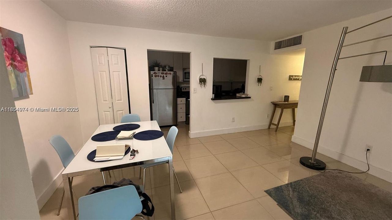 Recently Rented: $2,300 (2 beds, 2 baths, 1060 Square Feet)