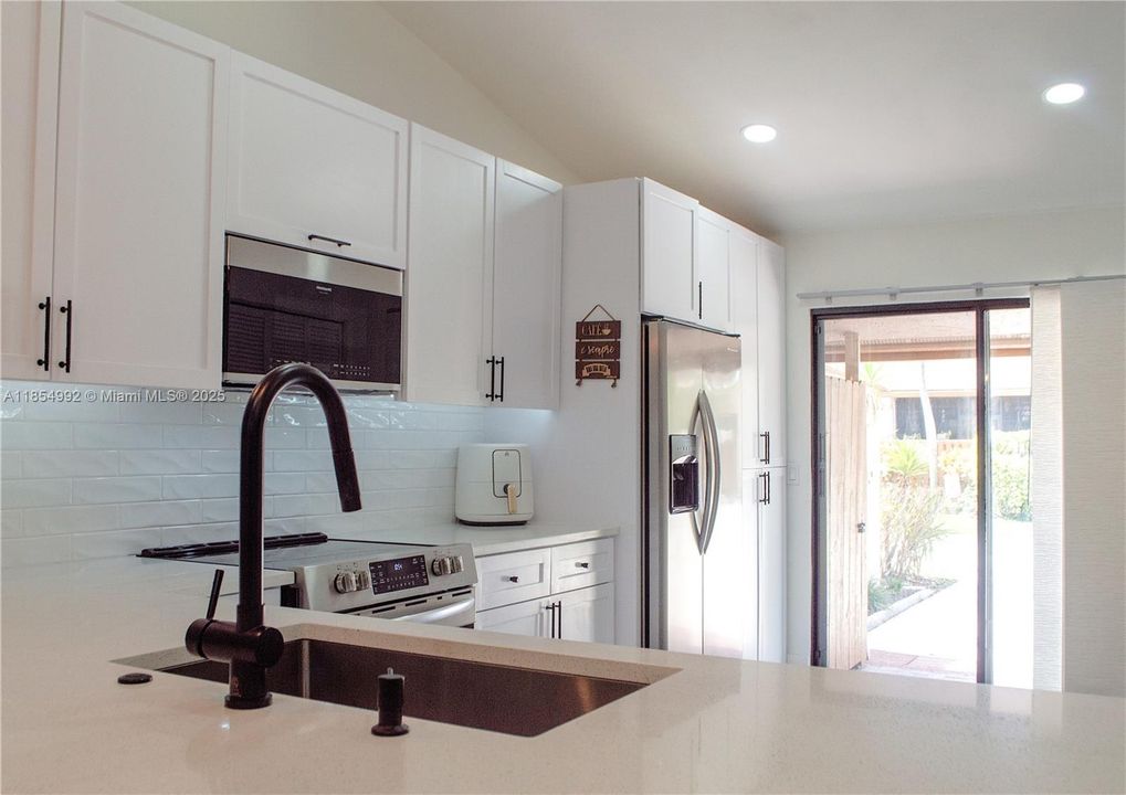 Recently Sold: $320,000 (2 beds, 2 baths, 1389 Square Feet)