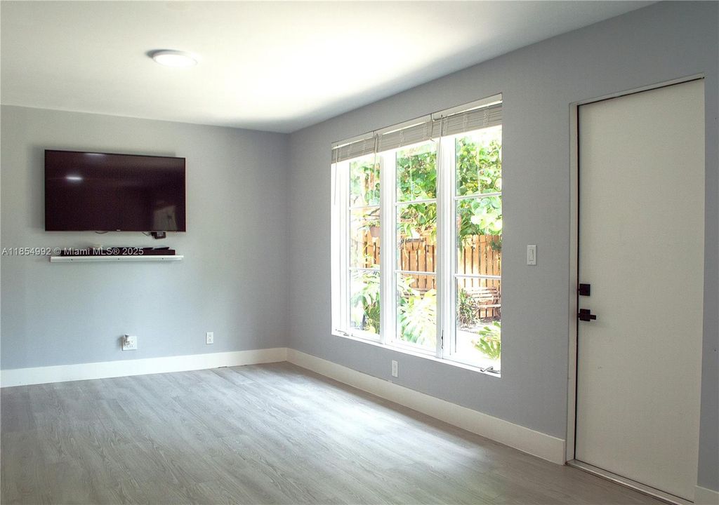 Recently Sold: $320,000 (2 beds, 2 baths, 1389 Square Feet)