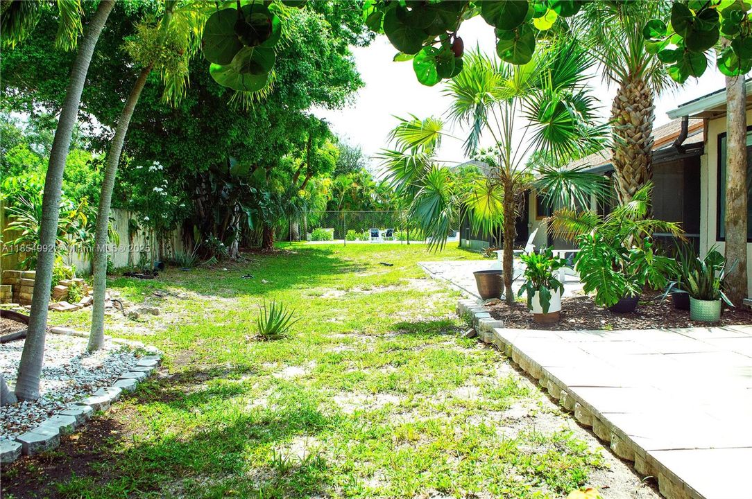 Recently Sold: $320,000 (2 beds, 2 baths, 1389 Square Feet)