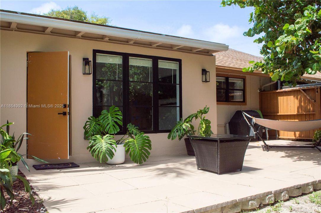 Recently Sold: $320,000 (2 beds, 2 baths, 1389 Square Feet)