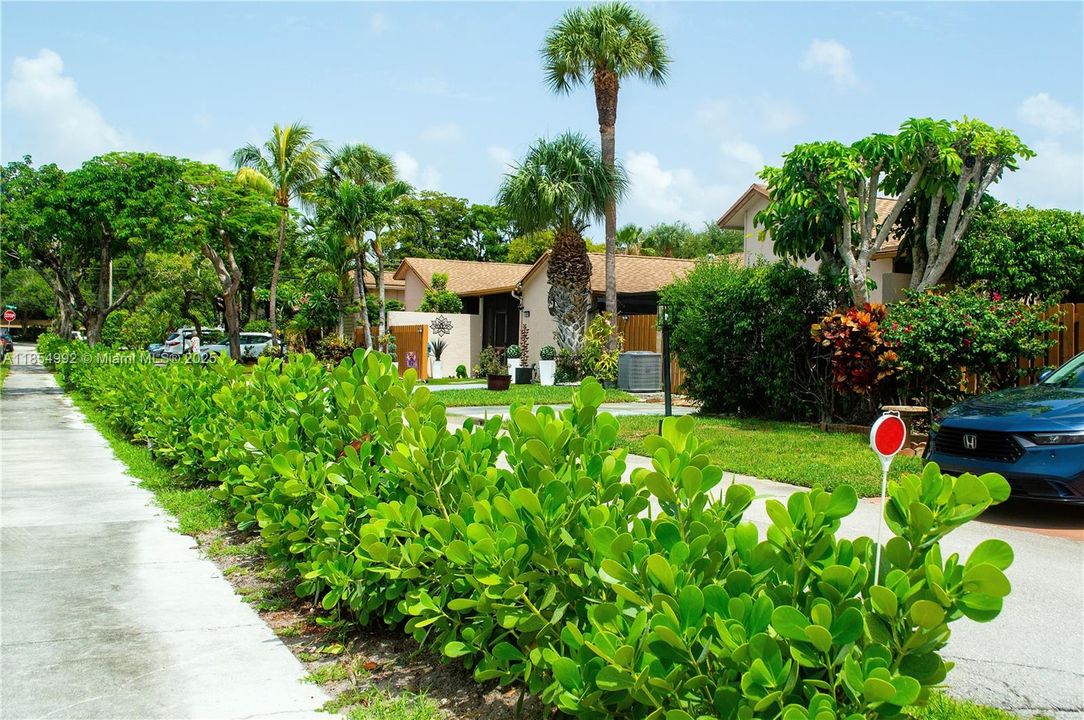 Recently Sold: $320,000 (2 beds, 2 baths, 1389 Square Feet)