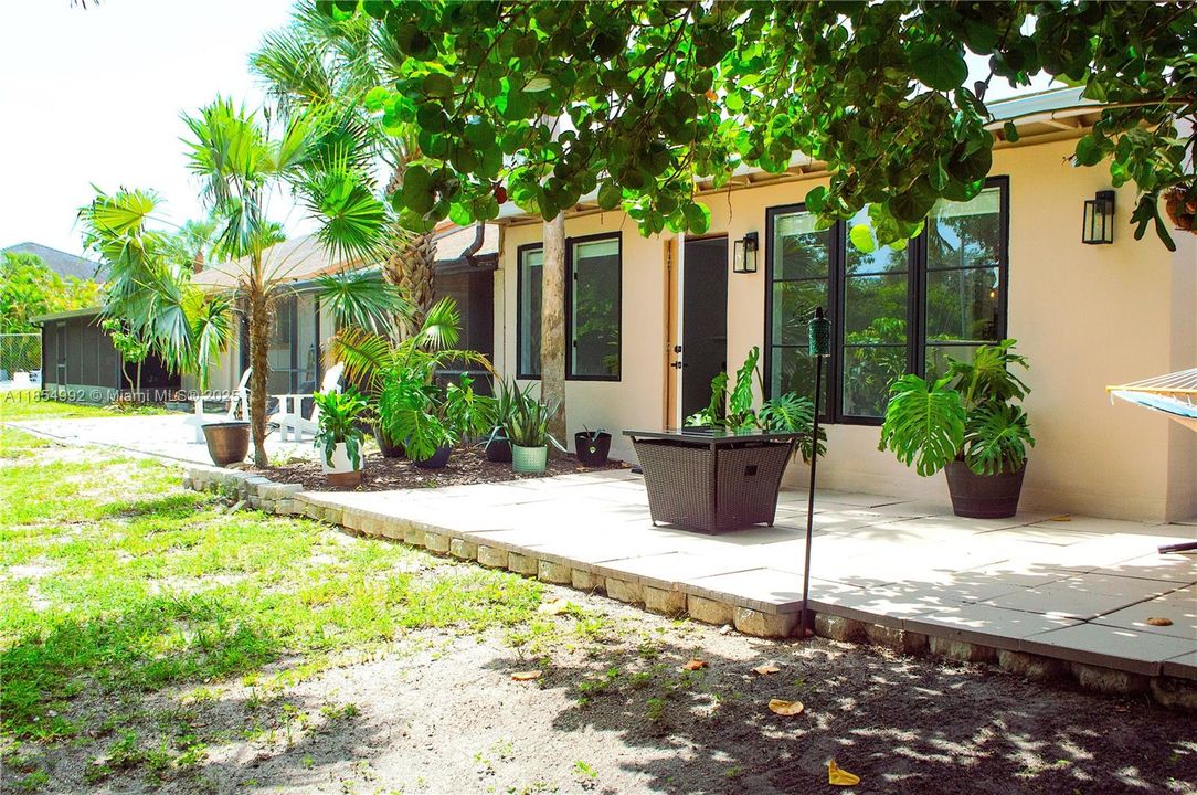 Recently Sold: $320,000 (2 beds, 2 baths, 1389 Square Feet)