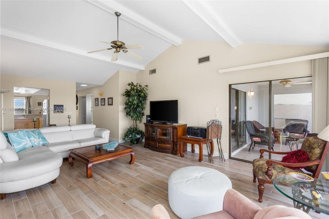 待售: $364,900 (2 贝兹, 2 浴室, 1296 平方英尺)