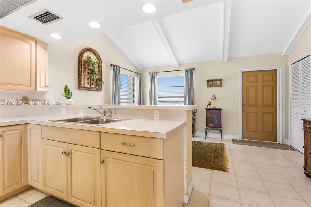 待售: $364,900 (2 贝兹, 2 浴室, 1296 平方英尺)