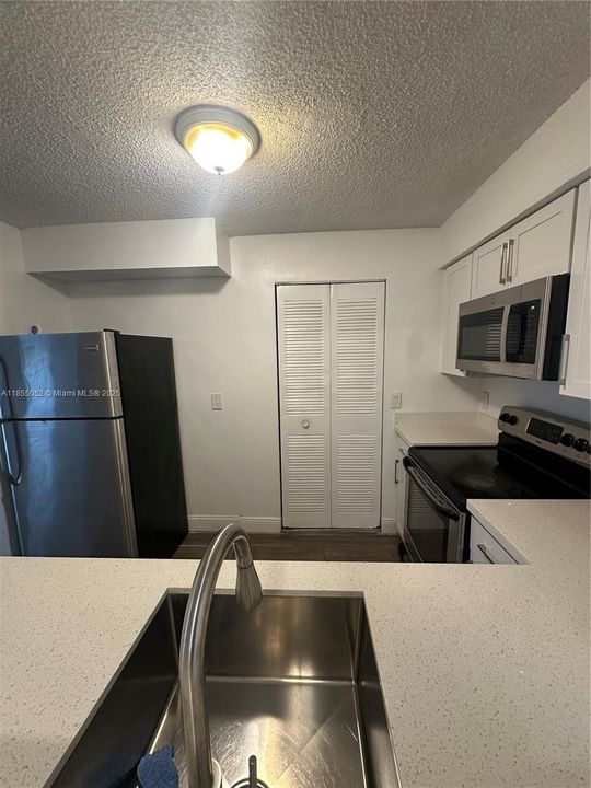 待售: $185,000 (1 贝兹, 1 浴室, 813 平方英尺)