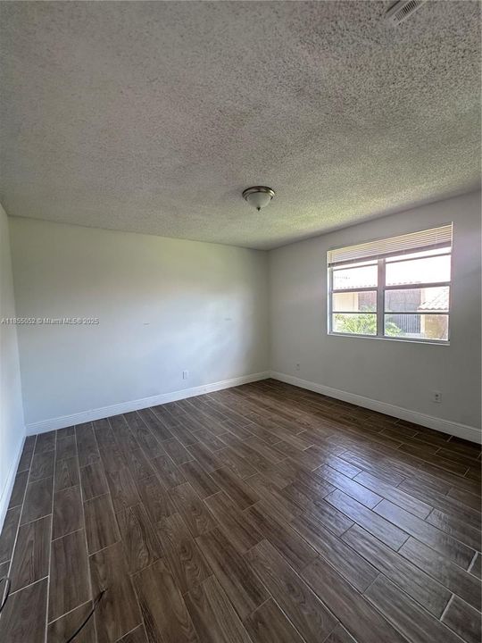 待售: $185,000 (1 贝兹, 1 浴室, 813 平方英尺)