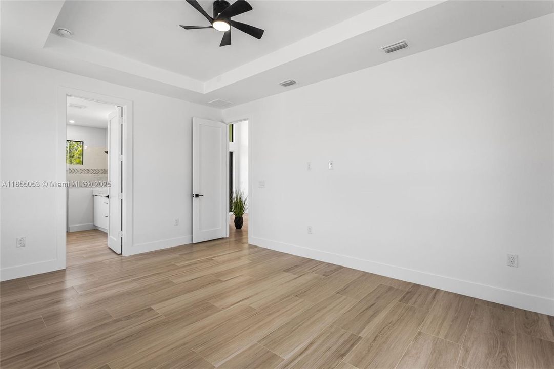 Primary Suite w/ Beautiful En Suite Bathroom