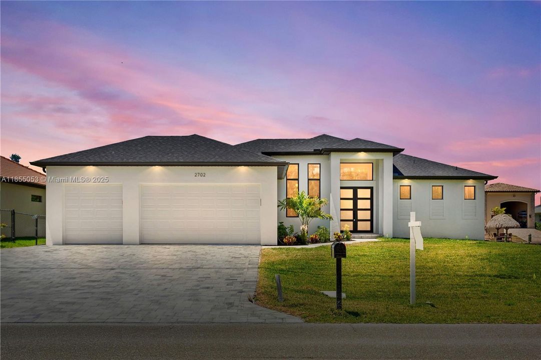 4-bed, 3-bath, Jacuzzi Spa & Pool & 3-Car Garage!