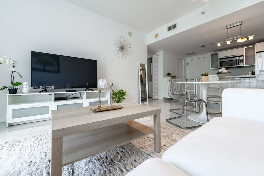 最近租的: $3,000 (1 贝兹, 1 浴室, 783 平方英尺)