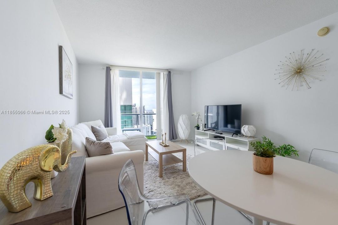 最近租的: $3,000 (1 贝兹, 1 浴室, 783 平方英尺)