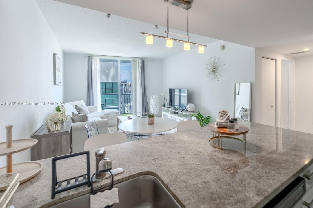 最近租的: $3,000 (1 贝兹, 1 浴室, 783 平方英尺)