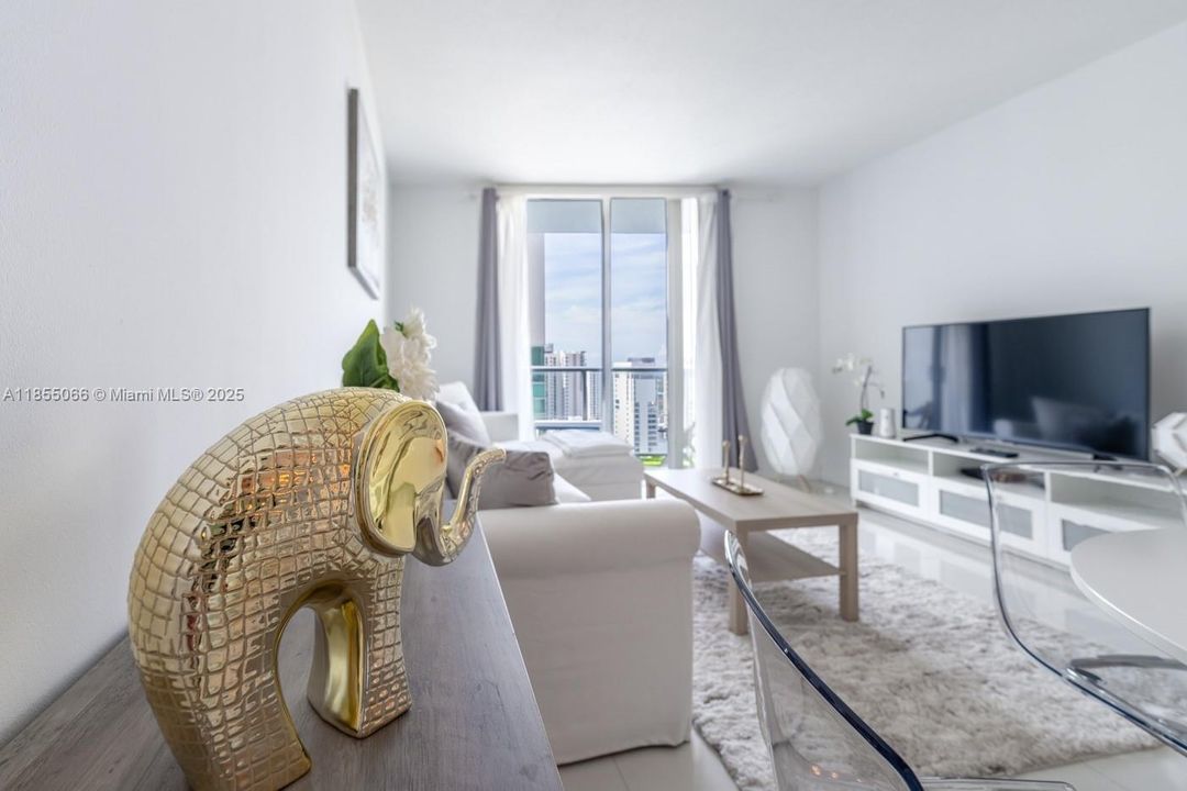 最近租的: $3,000 (1 贝兹, 1 浴室, 783 平方英尺)