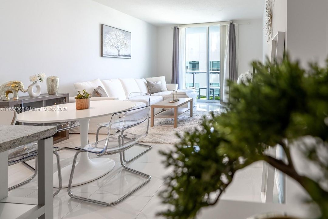 最近租的: $3,000 (1 贝兹, 1 浴室, 783 平方英尺)