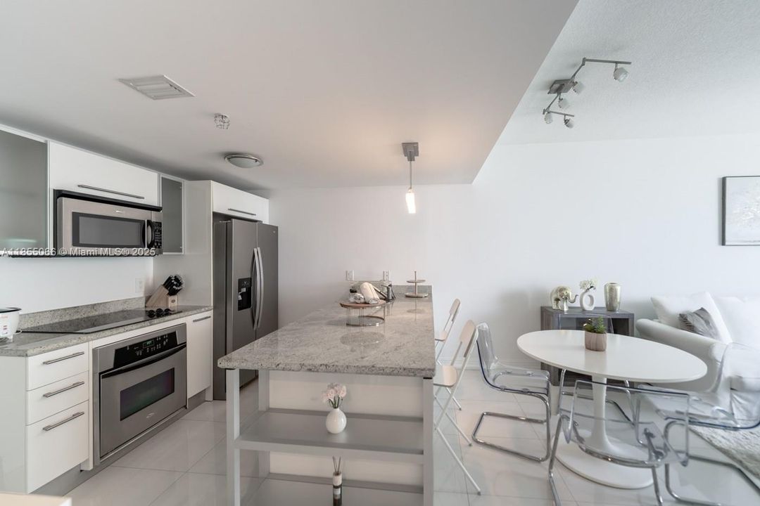 最近租的: $3,000 (1 贝兹, 1 浴室, 783 平方英尺)