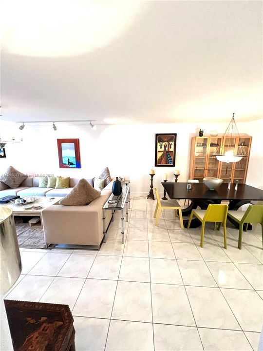 For Sale: $320,000 (2 beds, 2 baths, 1256 Square Feet)