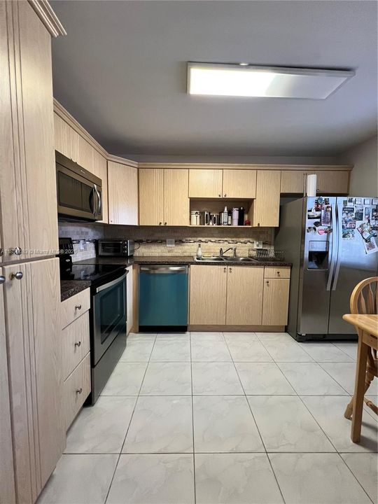 For Sale: $320,000 (2 beds, 2 baths, 1256 Square Feet)