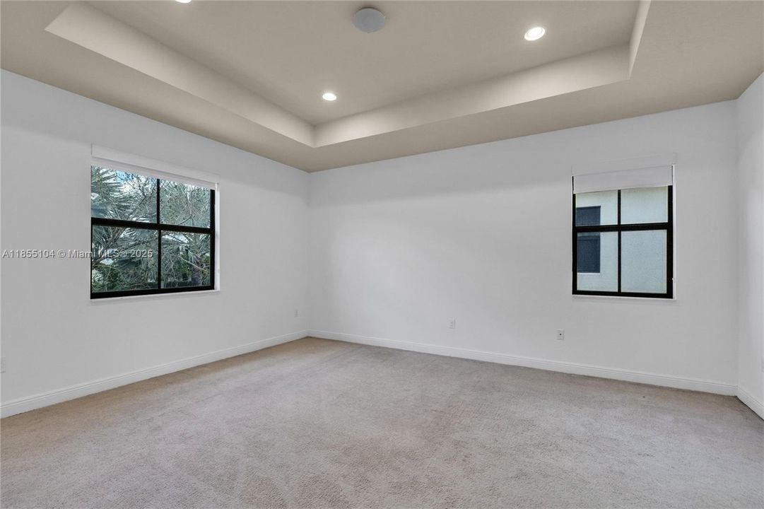 Под контрактом: $880,000 (4 спален, 3 ванн, 2548 Квадратных фут)