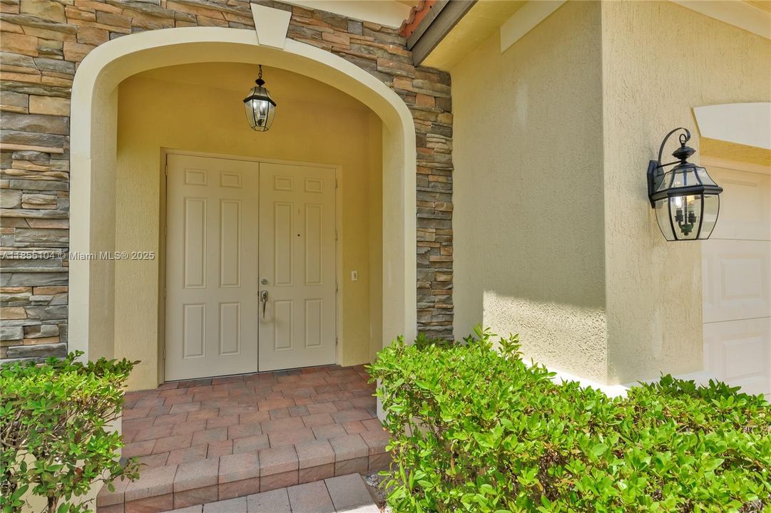 Под контрактом: $880,000 (4 спален, 3 ванн, 2548 Квадратных фут)