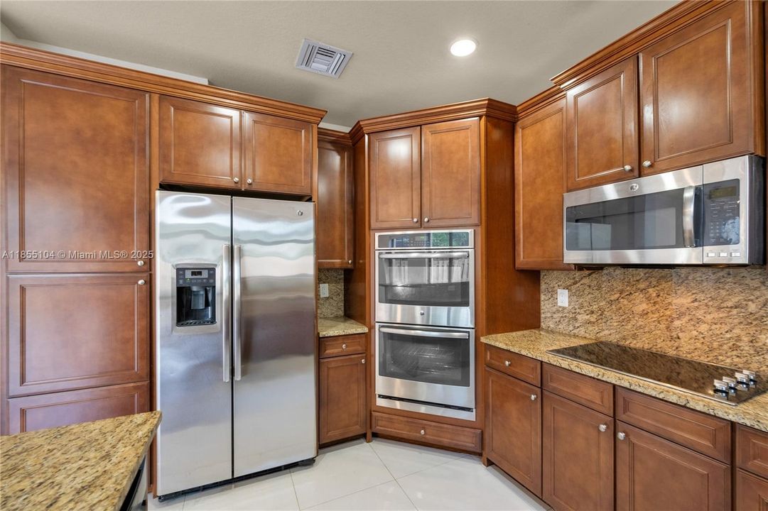 Под контрактом: $880,000 (4 спален, 3 ванн, 2548 Квадратных фут)