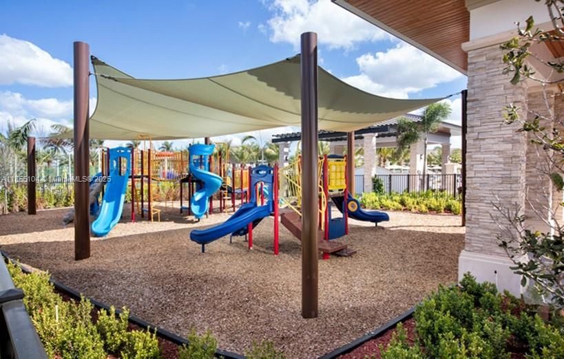 Под контрактом: $880,000 (4 спален, 3 ванн, 2548 Квадратных фут)