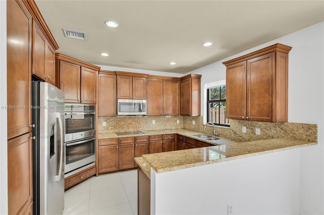 Под контрактом: $880,000 (4 спален, 3 ванн, 2548 Квадратных фут)