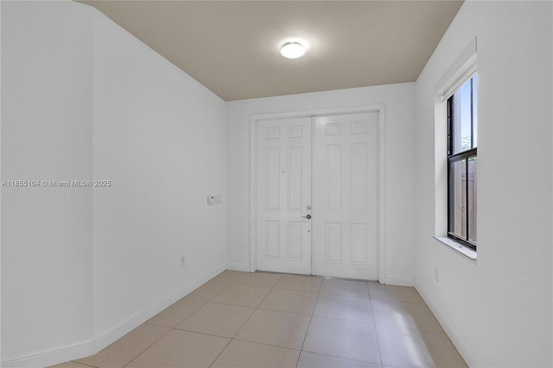 Под контрактом: $880,000 (4 спален, 3 ванн, 2548 Квадратных фут)