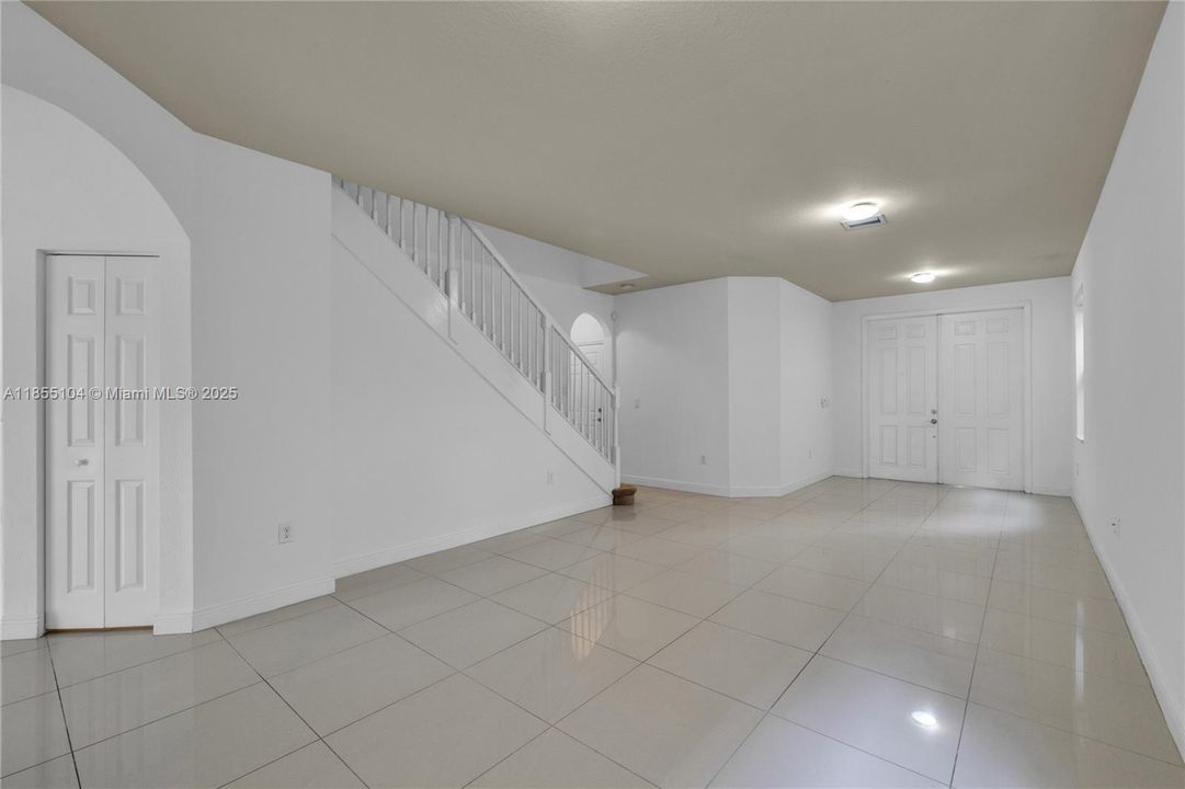 Под контрактом: $880,000 (4 спален, 3 ванн, 2548 Квадратных фут)