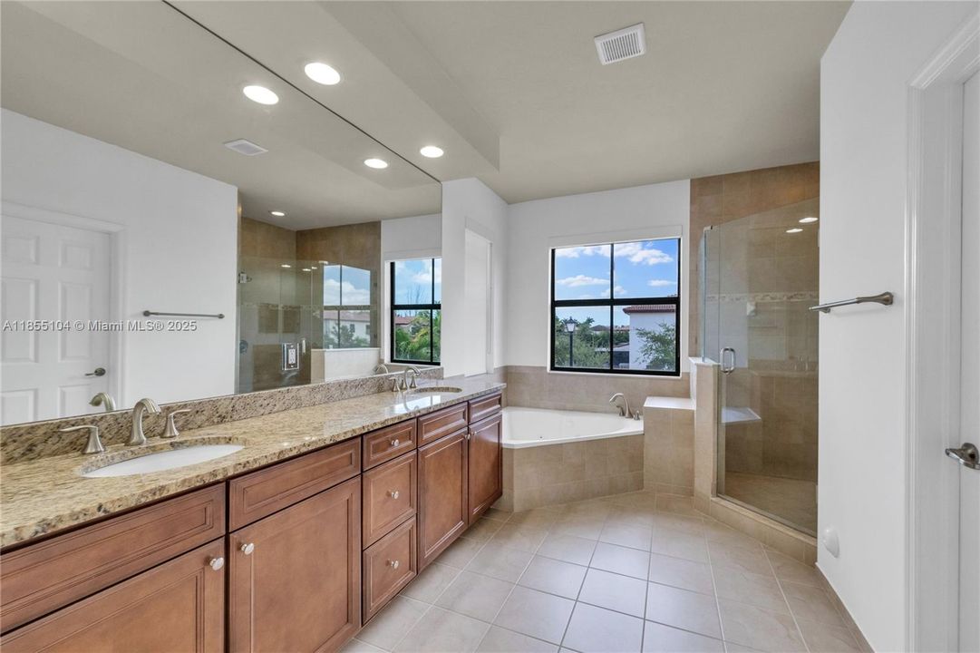 Под контрактом: $880,000 (4 спален, 3 ванн, 2548 Квадратных фут)