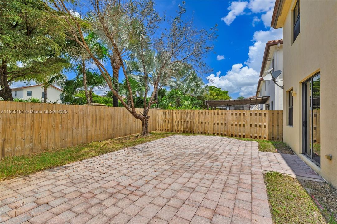 Под контрактом: $880,000 (4 спален, 3 ванн, 2548 Квадратных фут)