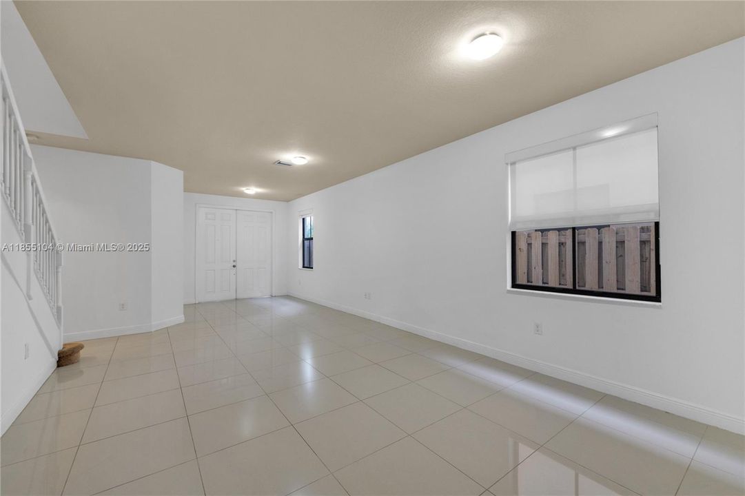 Под контрактом: $880,000 (4 спален, 3 ванн, 2548 Квадратных фут)