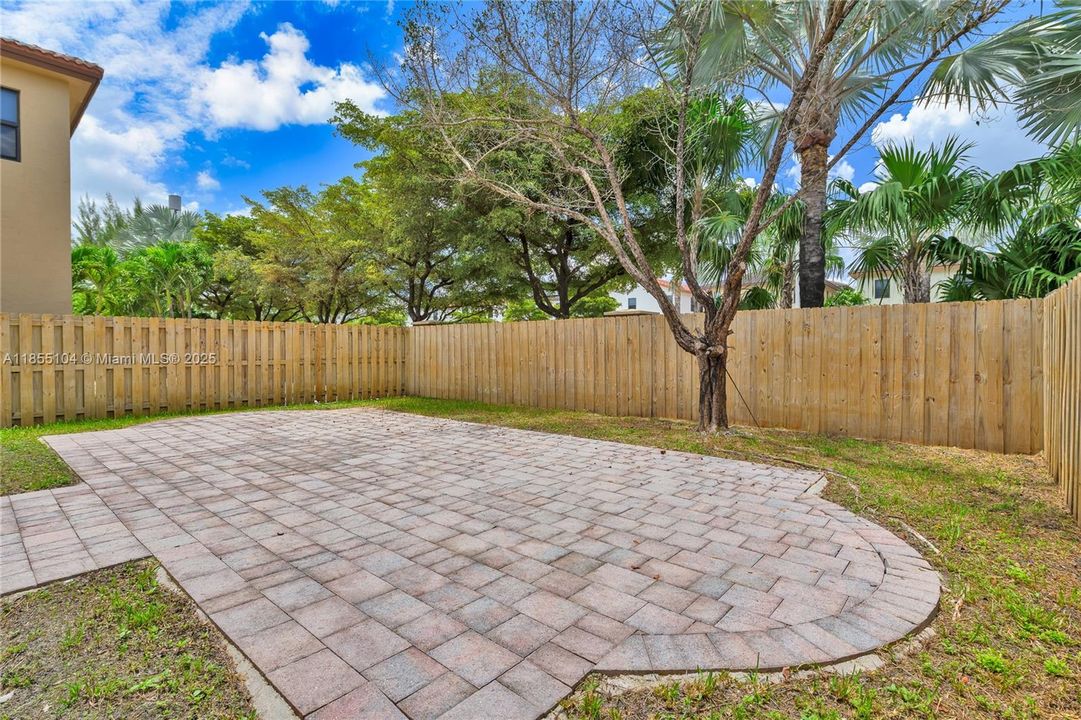 Под контрактом: $880,000 (4 спален, 3 ванн, 2548 Квадратных фут)