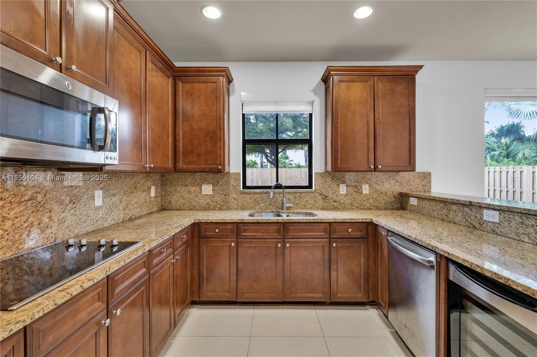 Под контрактом: $880,000 (4 спален, 3 ванн, 2548 Квадратных фут)