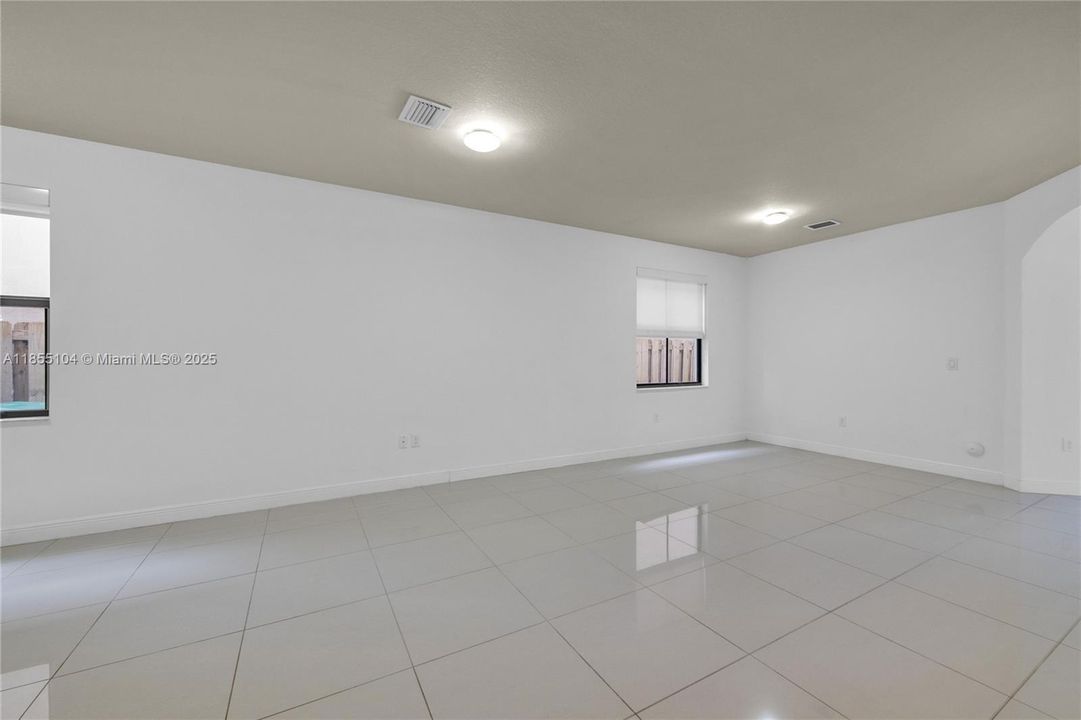 Под контрактом: $880,000 (4 спален, 3 ванн, 2548 Квадратных фут)