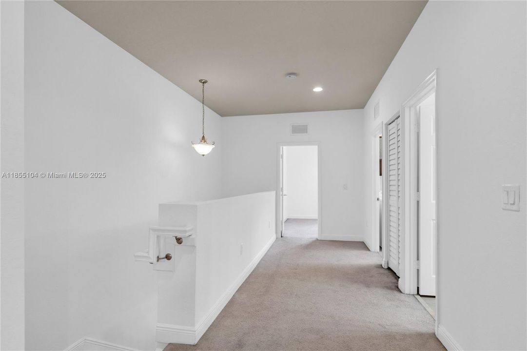 Под контрактом: $880,000 (4 спален, 3 ванн, 2548 Квадратных фут)