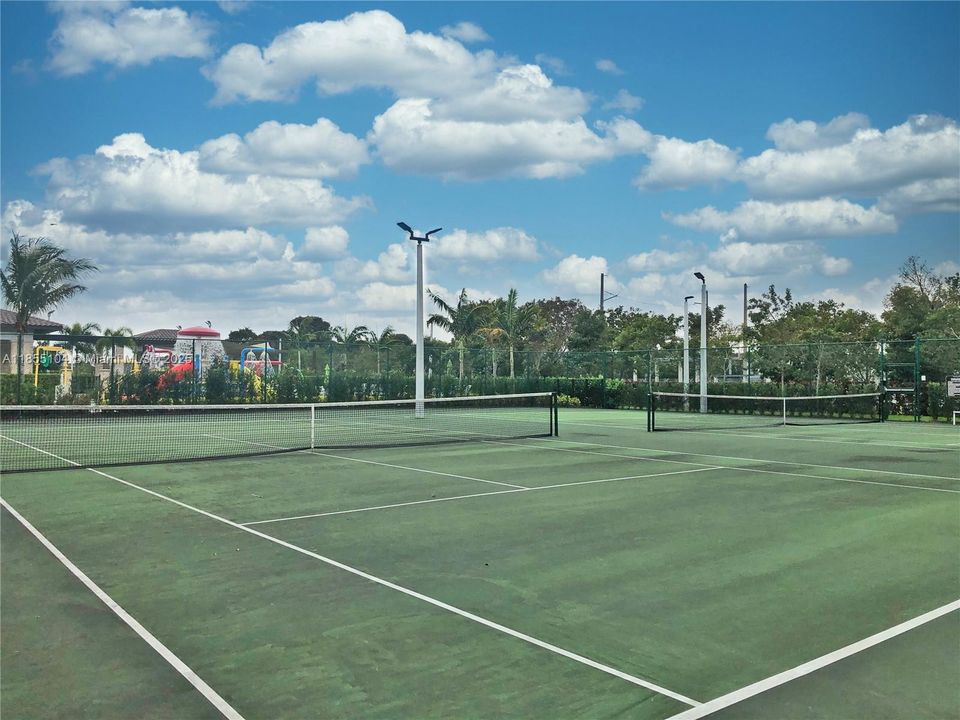 Под контрактом: $880,000 (4 спален, 3 ванн, 2548 Квадратных фут)