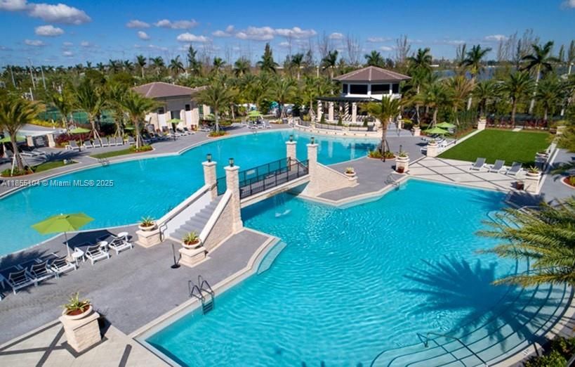 Под контрактом: $880,000 (4 спален, 3 ванн, 2548 Квадратных фут)