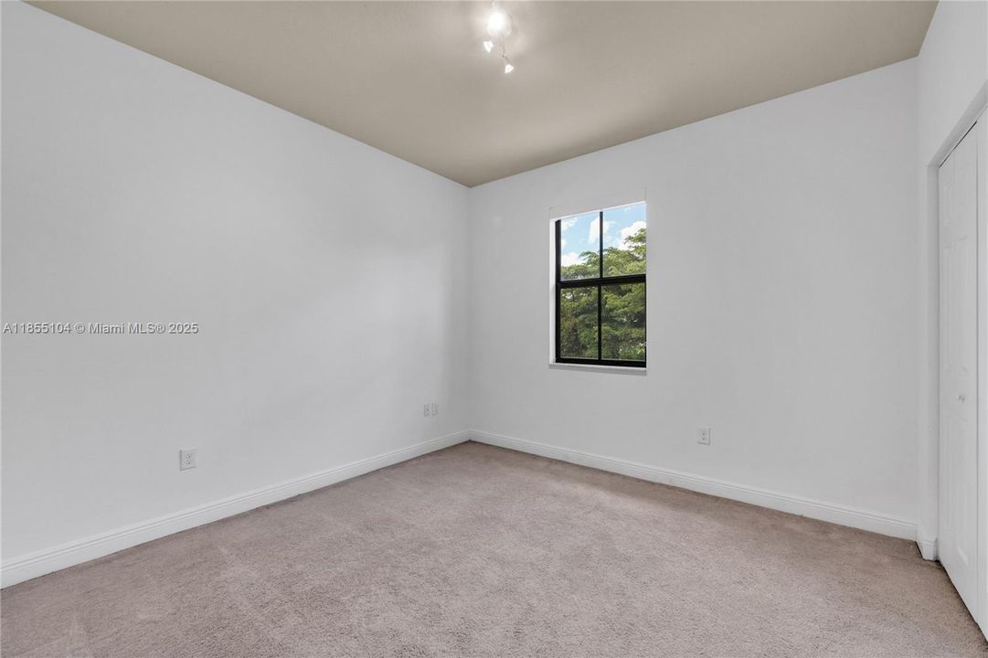 Под контрактом: $880,000 (4 спален, 3 ванн, 2548 Квадратных фут)