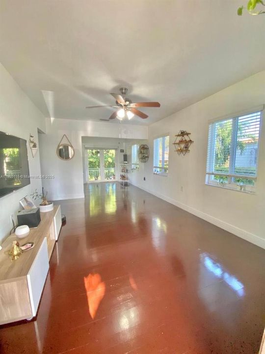 For Sale: $890,000 (3 beds, 1 baths, 952 Square Feet)