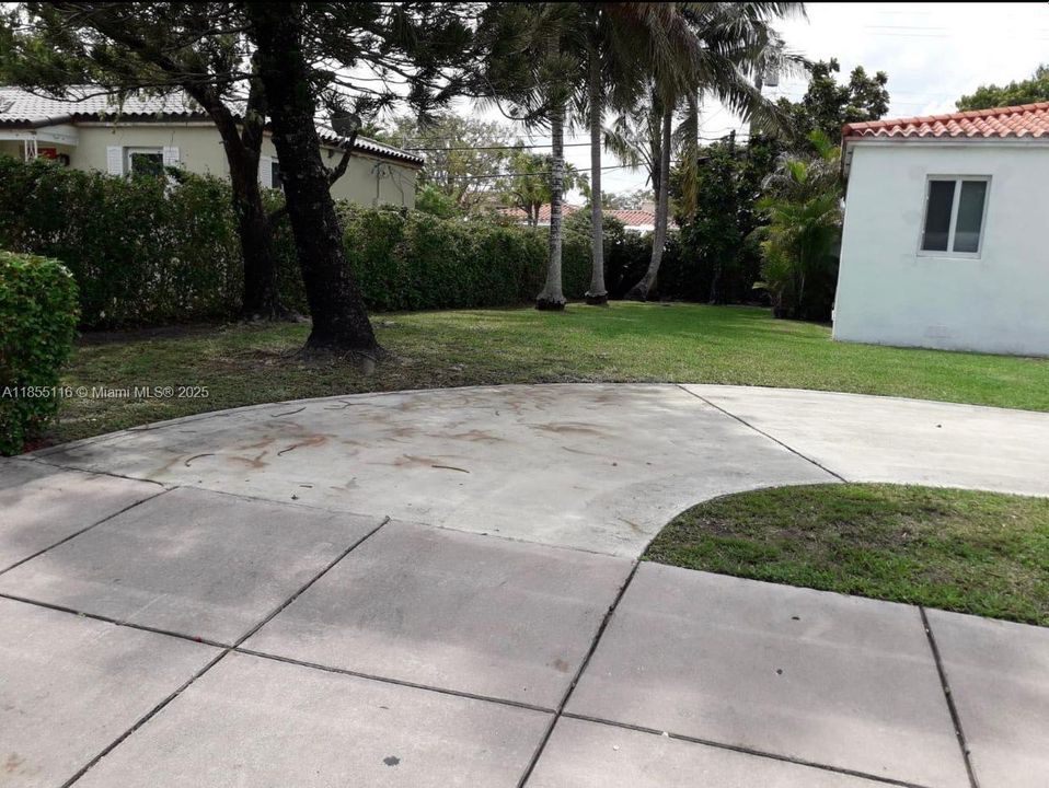For Sale: $890,000 (3 beds, 1 baths, 952 Square Feet)