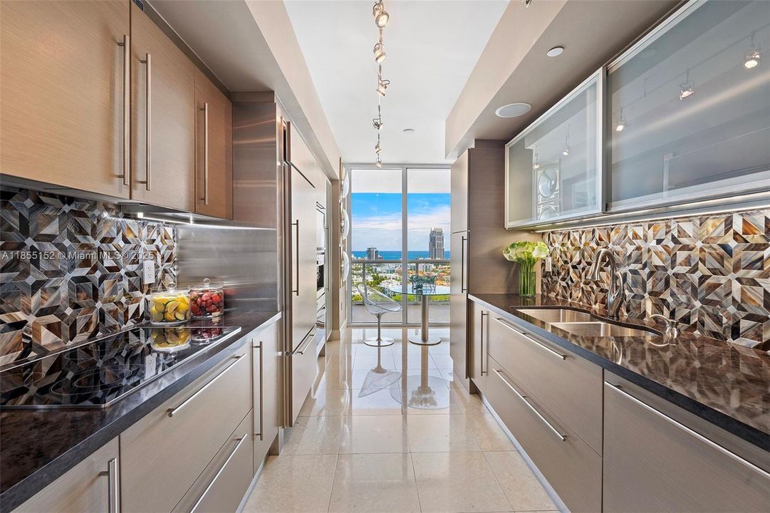 На продажу: $3,450,000 (2 спален, 2 ванн, 1815 Квадратных фут)