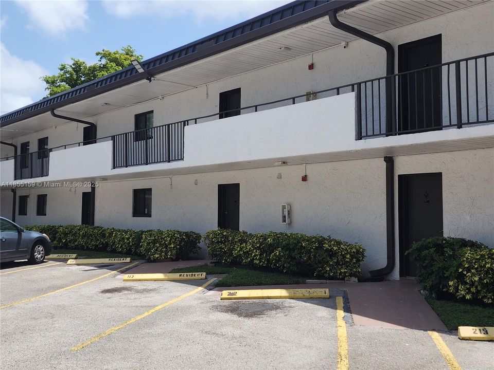 Recently Rented: $1,950 (2 beds, 1 baths, 889 Square Feet)