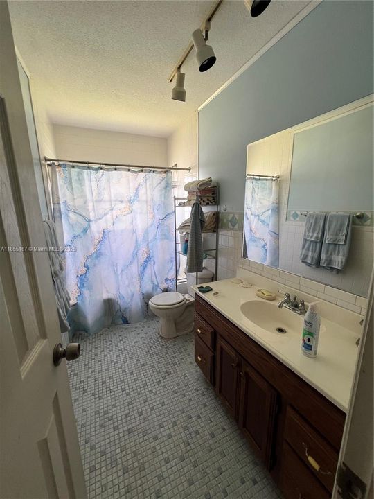 合同活跃: $415,000 (3 贝兹, 2 浴室, 1325 平方英尺)