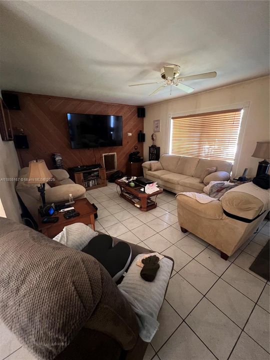 合同活跃: $415,000 (3 贝兹, 2 浴室, 1325 平方英尺)