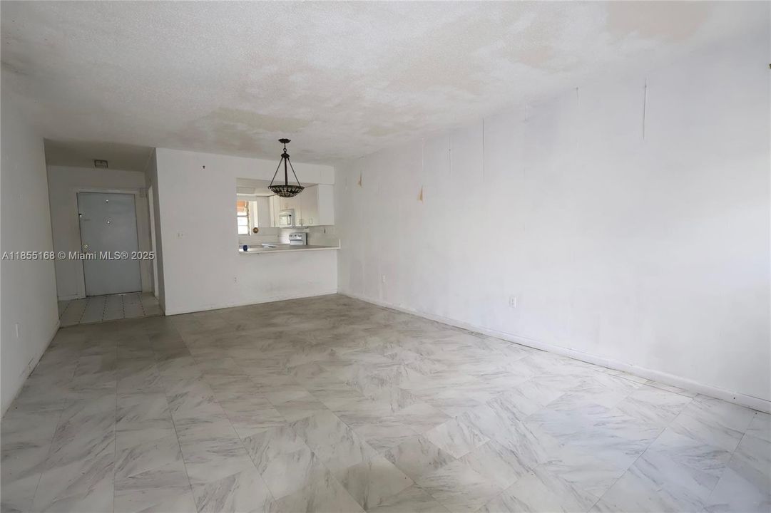 Active With Contract: $218,000 (2 beds, 2 baths, 1009 Square Feet)