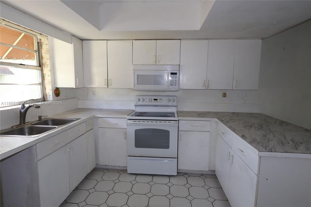 Active With Contract: $218,000 (2 beds, 2 baths, 1009 Square Feet)