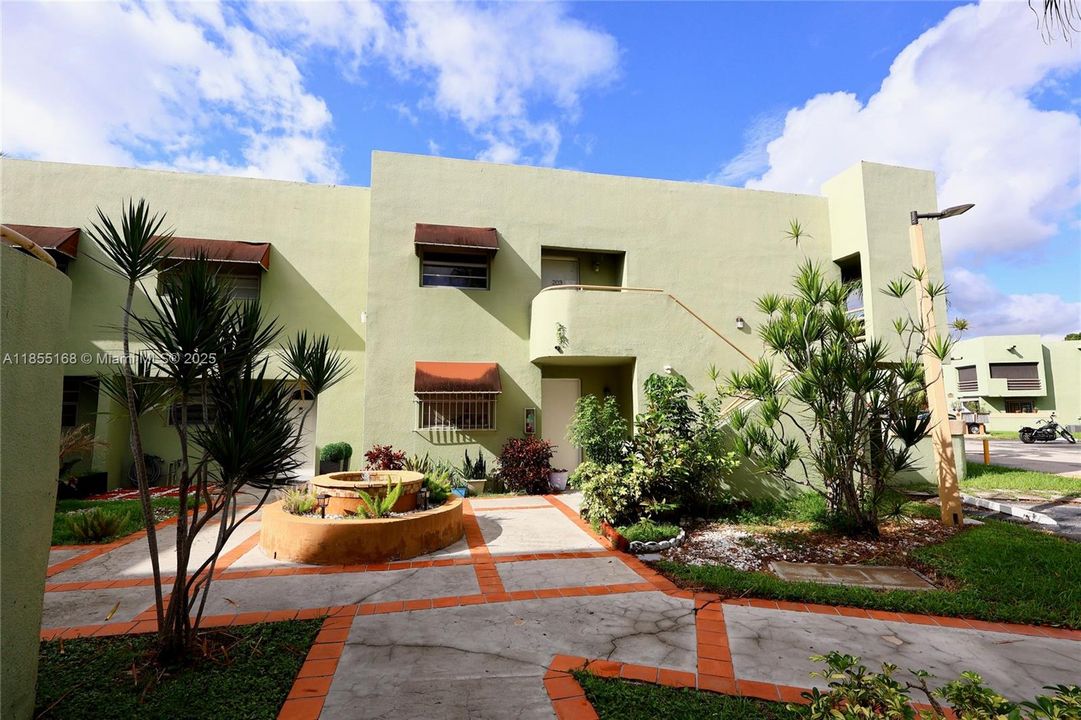 Active With Contract: $218,000 (2 beds, 2 baths, 1009 Square Feet)