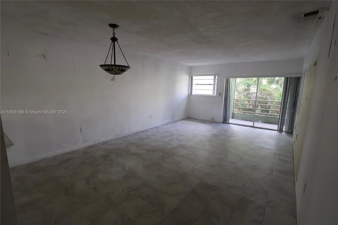 Active With Contract: $218,000 (2 beds, 2 baths, 1009 Square Feet)